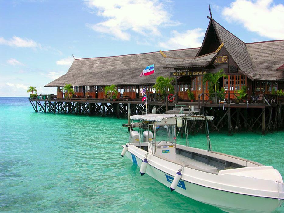 dive boat and guides kapalai