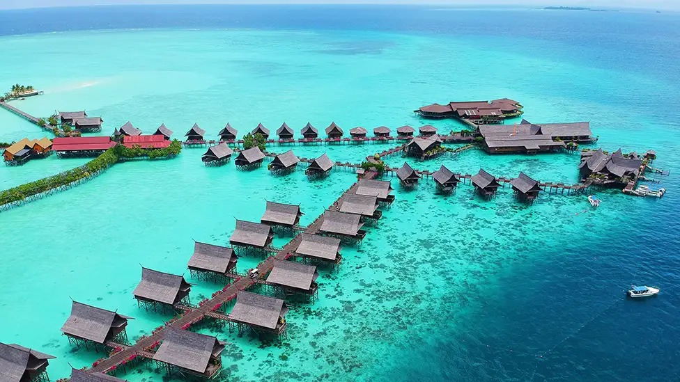 sipadan kapalai dive resort on stilts over the sandbar