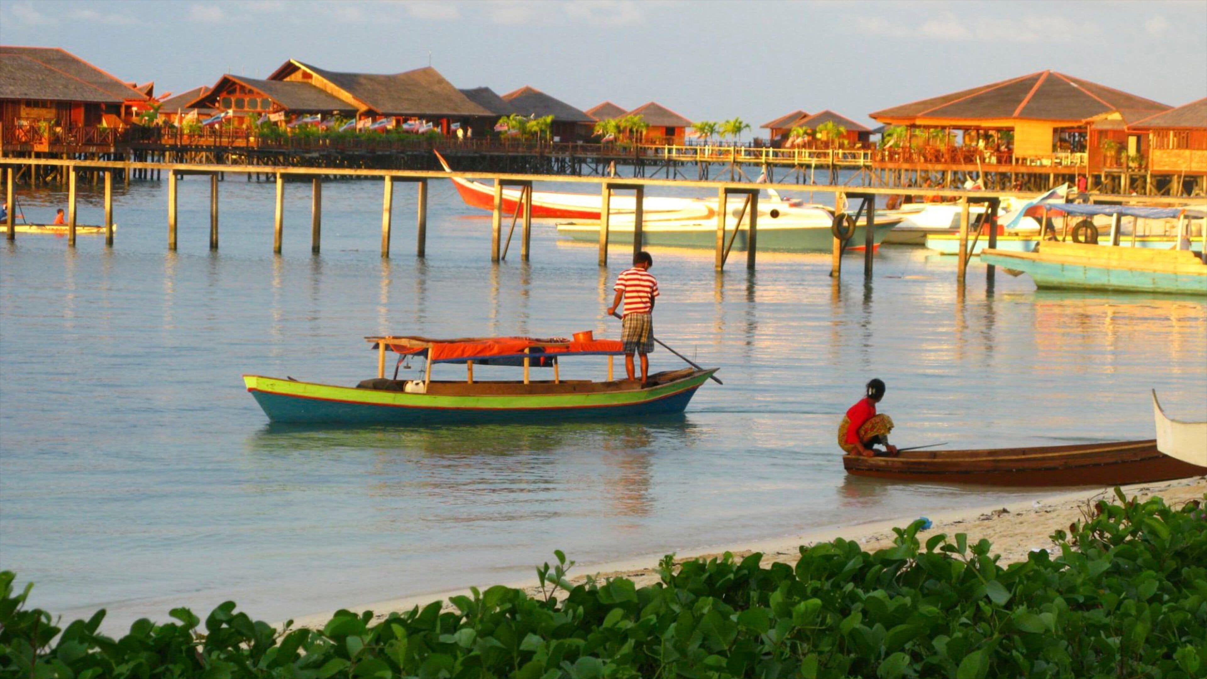 snorkelling off mabul jetty
