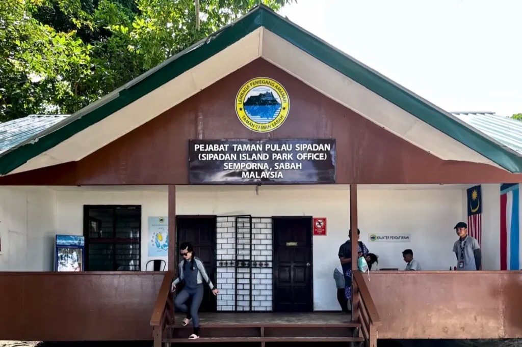 renjer taman sabah menyemak permit di jeti pulau sipadan