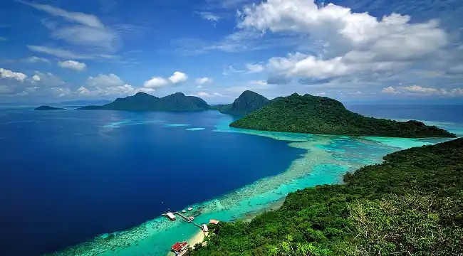 calm sea crossing from semporna to sipadan in april